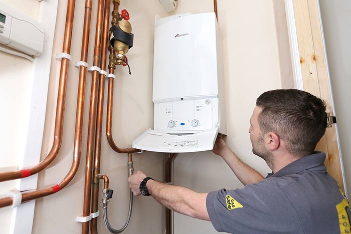 Dépannage Chauffe-Eau Bruxelles Urgence 24/7 - Plombier chauffagiste réparant un boiler