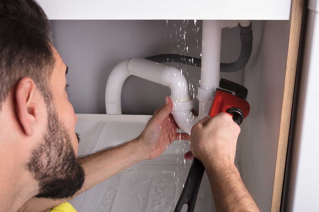 Recherche et Réparation Fuite d'Eau Bruxelles Urgence 24/7 - Plombier détectant une fuite