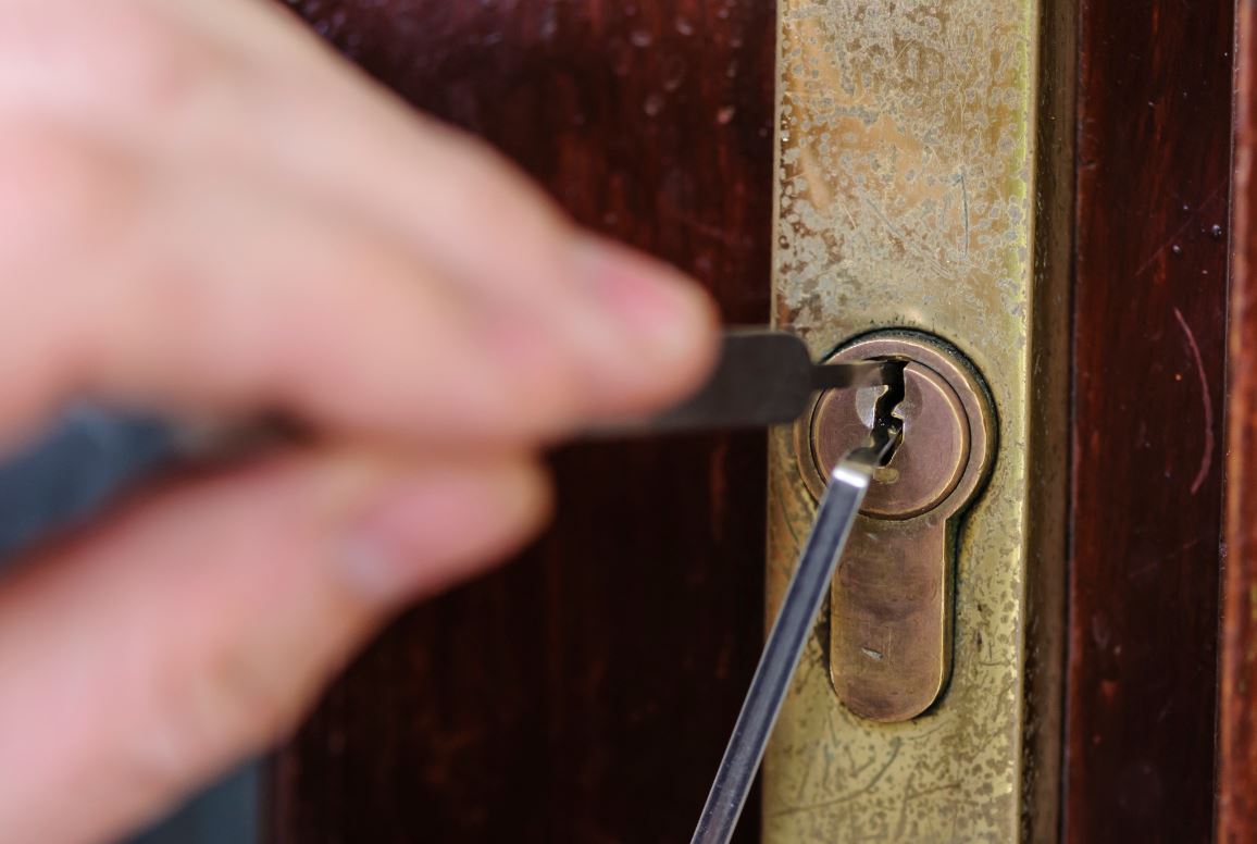 Ouvrir une serrure avec une clé laissée à l'intérieur