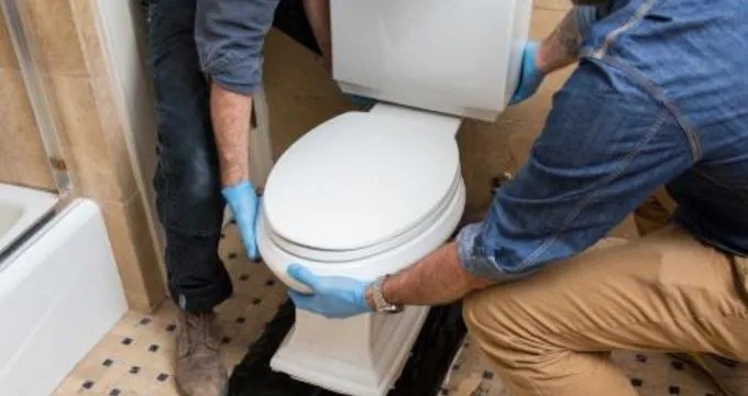 Remplacement de WC par un plombier professionnel à Bruxelles