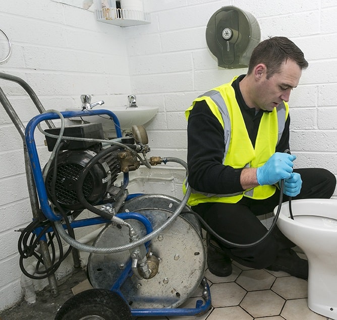 Plombier intervenant pour un débouchage de toilette à Bruxelles