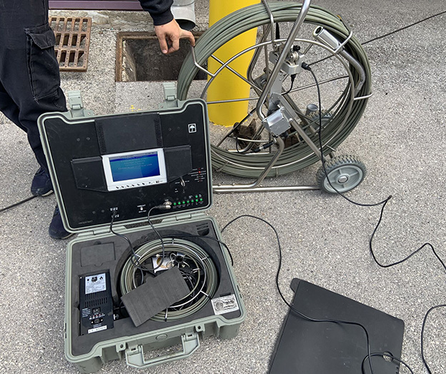 Plombier utilisant une caméra pour l'inspection de canalisation à Bruxelles